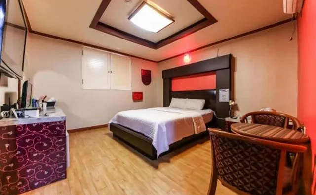 غرفة ديلوكس بسرير مزدوج يُسمح فيها بالحيوانات الأليفة، Prince Motel 6/9