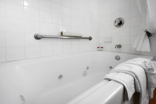 Room, King Bed, Hot Tub, Town House Motel - Historic Old Town Eureka 6/6