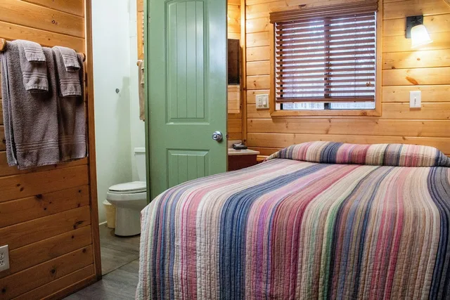 كابينة بسريرين مزدوجين بحمام خاص، Arizona Mountain Inn and Cabins 3/4