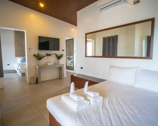جناح تنفيذي بسرير كينج وسريرين منفصلين بإطلالة على المسبح بشرفة، Amihan Resort 2/5