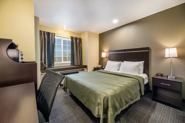 غرفة قياسية بسرير كوين، Quality Inn and Suites near NAS Fallon 1/3