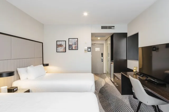 غرفة متصلة بسرير كوين وسريرين منفصلين بغرفتي نوم، Royal Pacific Hotel 2/10