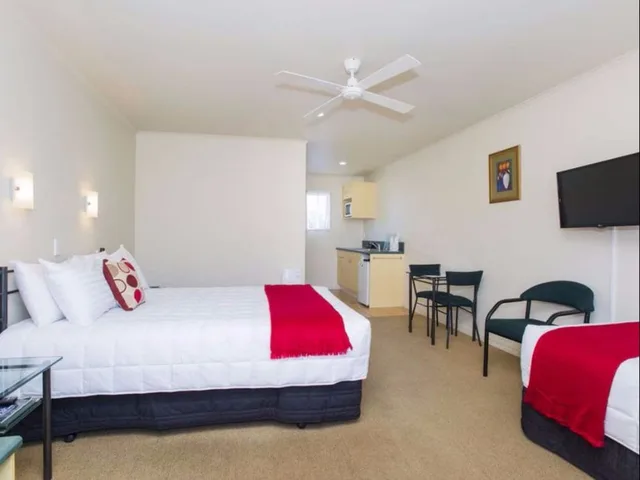 Spa, Studio, 1 Queen and 1 Single Bed، Asure Alfresco Motor Lodge 1/2
