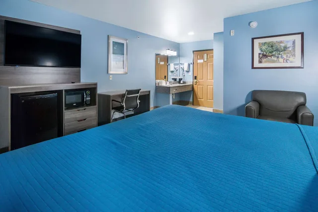 Room, King Bed, Smoking, Rodeway Inn Carrollton I-35E 4/6