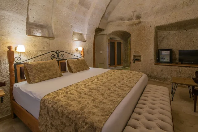 غرفة ديلوكس بسرير كينج بإطلالة على الفناء، Lunar Cappadocia Hotel 1/3