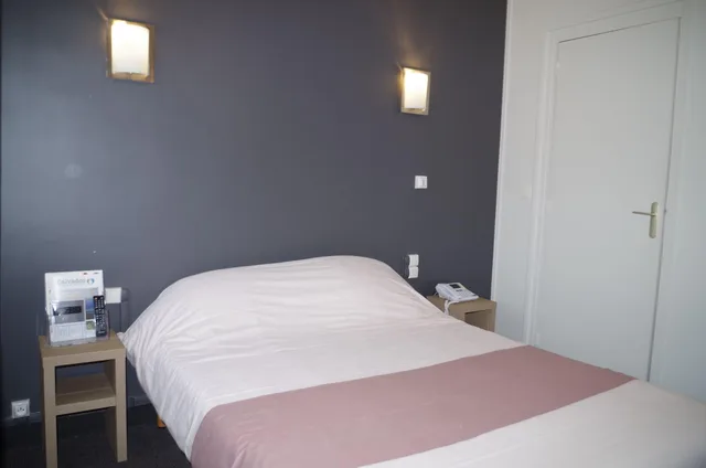 غرفة ثلاثية، Hotel the Originals Caen Le Savoy 2/7