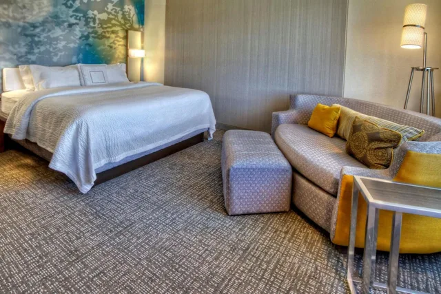 غرفة بسرير كينج بحوض استحمام لذوي الإعاقة، Courtyard San Marcos 1/1