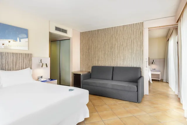 غرفة عائلية بسرير مزدوج وسريرين منفصلين بشرفة، Occidental Menorca 3/7