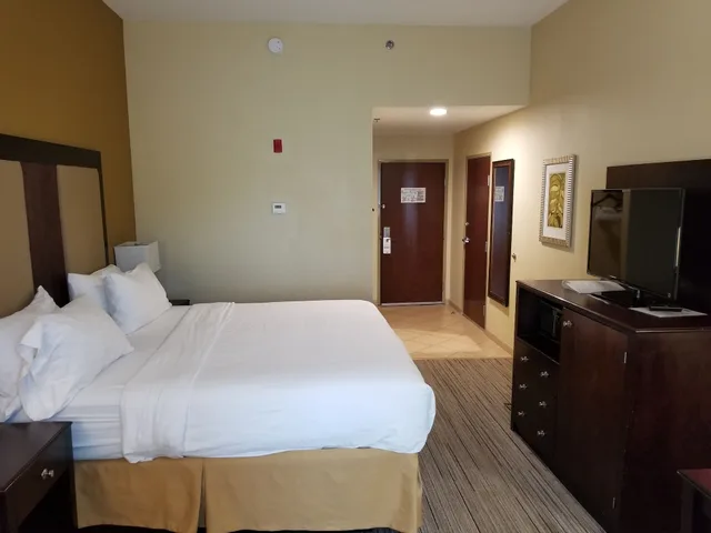 Standard, King Bed, Holiday Inn Express Hotel And Suites Gulf Shores 4/6
