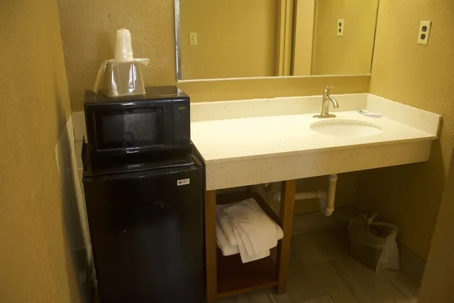 غرفة قياسية بسرير كينج، Express INN (ex Knights Inn Norfolk) 2/2