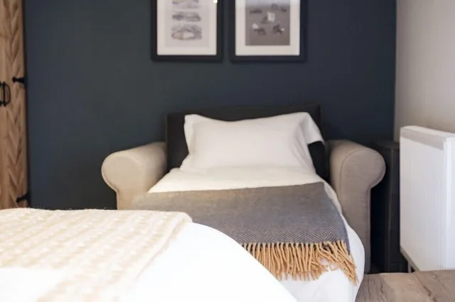 Family, Futon Bed, King Bed, Castle Inn 3/3