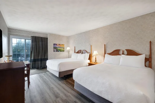 غرفة بسرير كينج وسريرين كوين في طابق مرتفع، Days Inn by Wyndham Edmundston 1/9