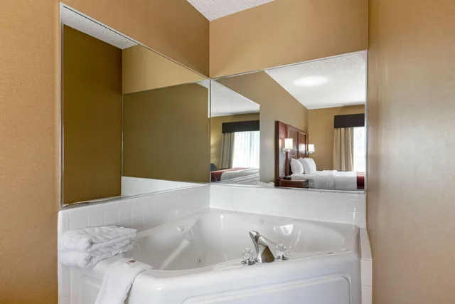 جناح تنفيذي بسرير كينج وسرير كوين مع أريكة بمطبخ صغير، Holiday Inn Express & Suites Southfield - Detroit 5/6