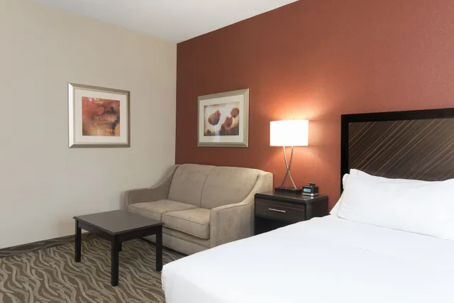 غرفة قياسية بسرير كينج مع أريكة، Holiday Inn Express Hotel Suites Grand Rapids North 3/8