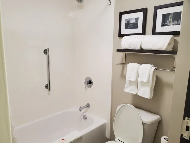 غرفة قياسية بسريرين كوين مع أريكة، Comfort Suites Northlake 4/4