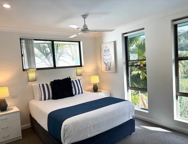 3 Bedrooms, Spa, Apartment, 3 Double Beds، Smugglers On the Beach Korora 1/6