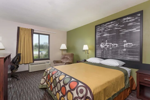 غرفة بسرير كوين لذوي الإعاقة، Super 8 By Wyndham Germantown/Milwaukee 2/6