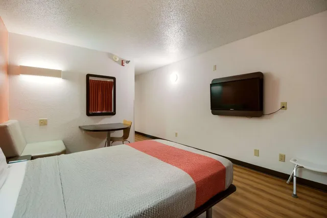 1 Full Bed - Accessible, Smoking، Motel6 Davenport, IA 6/10