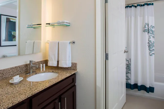 جناح بسرير كوين بغرفة نوم واحدة مع أريكة، Residence Inn New Orleans Metairie 6/7