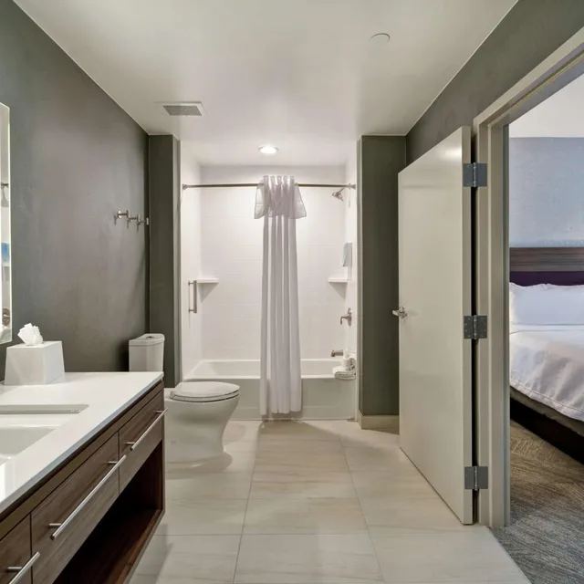 جناح بسريرين كوين بغرفة نوم واحدة مع أريكة، Home2 Suites By Hilton Plano Legacy West 5/5