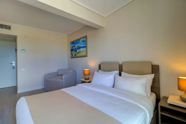 غرفة تنفيذية بسرير مزدوج بإطلالة على البحر مع أريكة، Palace Hotel 1/2