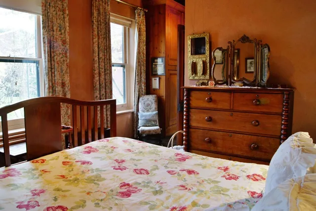 كوخ فاخر بسرير كوين بحوض جاكوزي، Buxton Manor 2/6