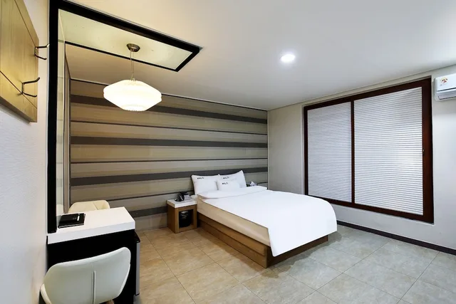 غرفة قياسية بسرير كوين، White Tourist Hotel 3/4