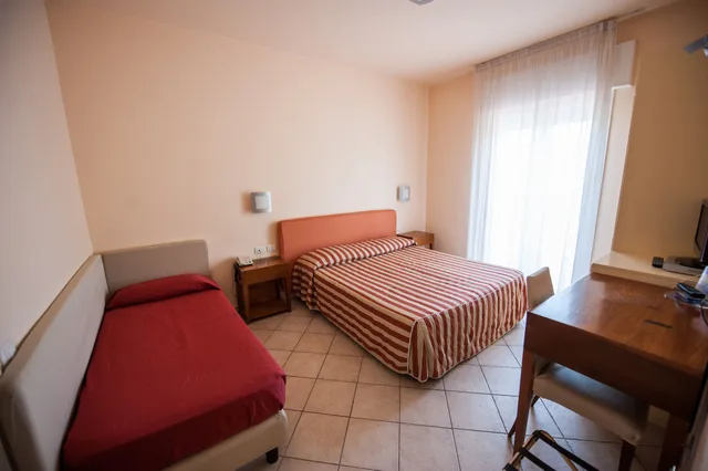 غرفة سوبيريور ثلاثية بسرير مزدوج بشرفة مع أريكة، Alba Hotel 1/2