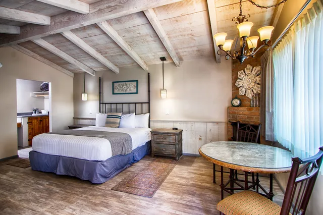 Garden, King Bed، Sky Ranch Lodge 3/6