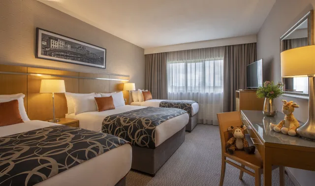 غرفة سوبيريور عائلية بسرير مزدوج وسريرين منفصلين، Clayton Hotel Liffey Valley 2/9