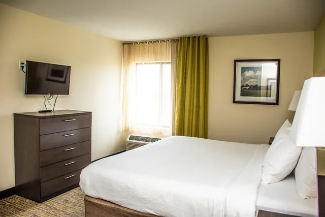 1 Bedroom, Suite, King Bed, Accessible, CANDLEWOOD SUITES OVERLAND PARK 2/4