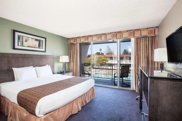 جناح بسرير كينج وسريرين كوين بغرفة نوم واحدة، Travelodge By Wyndham Monterey Bay 7/10