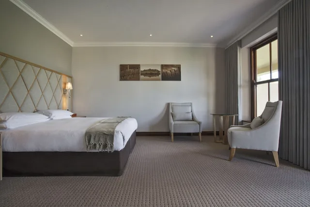 غرفة سيغنتشر بسرير كينج بإطلالة على الجبل بشرفة بغرفة نوم واحدة، Asara Wine Estate and Hotel 2/5