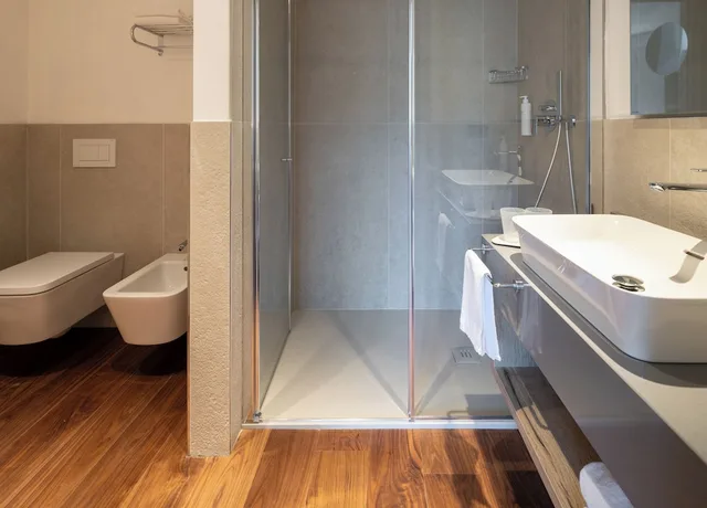 جناح بسرير كوين بإطلالة على البحيرة مع أريكة، Hotel Garda 6/7