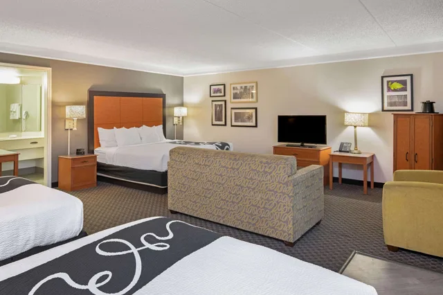 غرفة ديلوكس عائلية بسرير كينج وسريرين مزدوجين، La Quinta Inn by Wyndham San Antonio I-35 N at Toepperwein 3/7