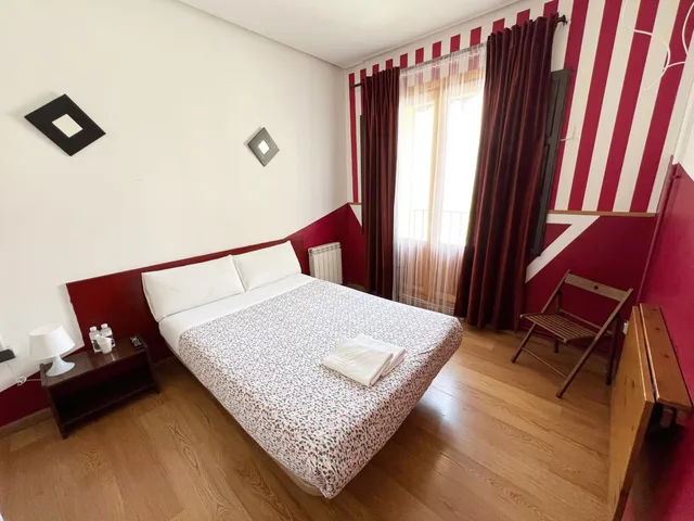 غرفة بسرير مزدوج بحمام مشترك، La Casa de La Plaza 3/6