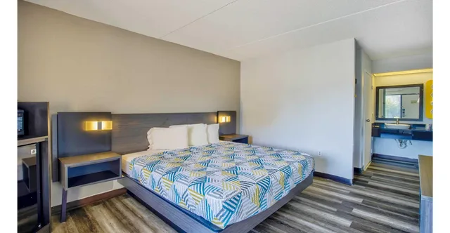 1 King Bed - Non-Smoking, Motel6 Ashland, VA 3/7