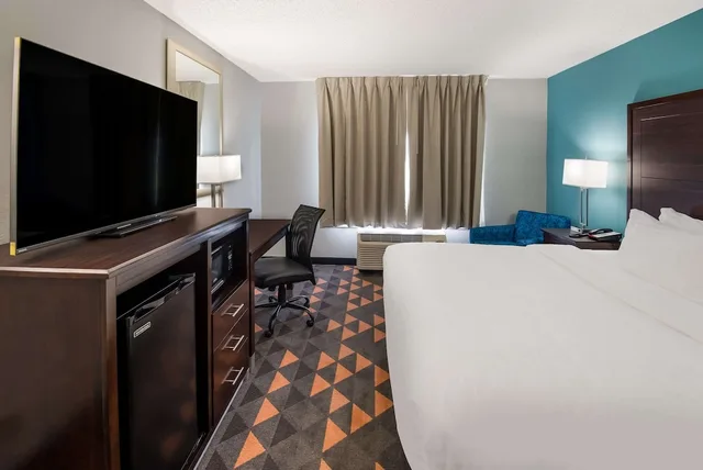 غرفة بسرير كينج لذوي الإعاقة، Clarion Pointe Indianapolis Northeast 1/4