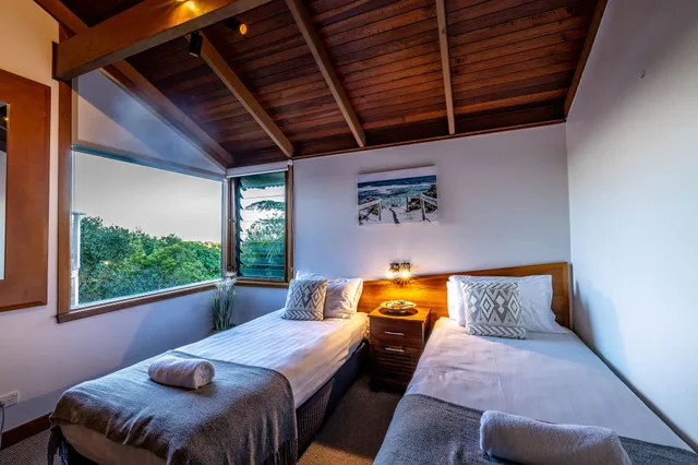 Tree Top, House, King Bed, The Oasis Apartments and Treetop Houses 3/6