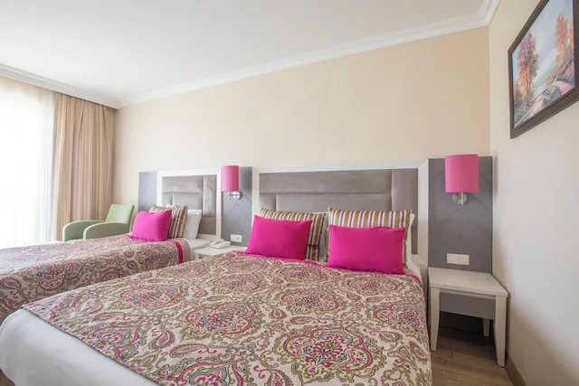 غرفة قياسية بسرير مزدوج وسرير فردي بإطلالة على البحر، Orange County Belek 3/10