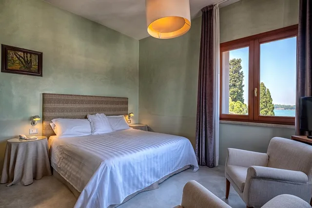 غرفة بسرير مزدوج أو سريرين منفصلين بإطلالة، Villa Mabapa 3/5