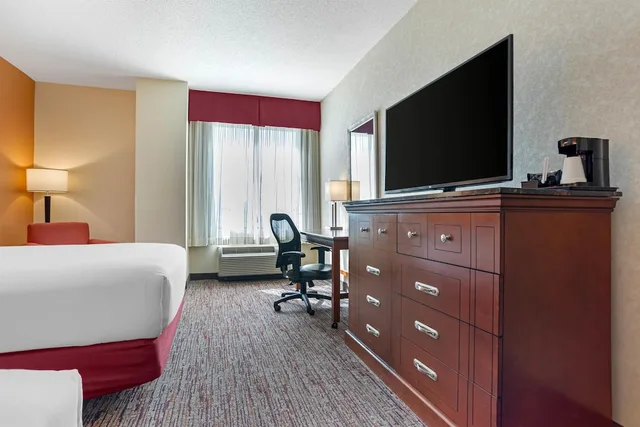 غرفة بسريرين كوين بحوض استحمام في طابق مرتفع لذوي الإعاقة، DRURY INN AND SUITES BATON ROUGE 4/5