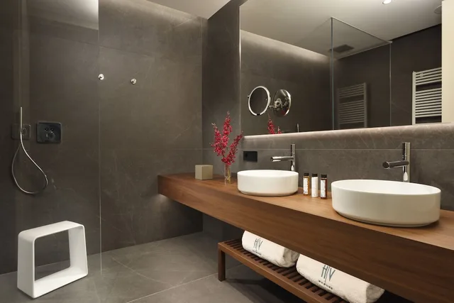 جناح جونيور بسرير كينج وسرير فردي بإطلالة على المتنزه، Grand Hotel Victoria Concept And Spa 2/2