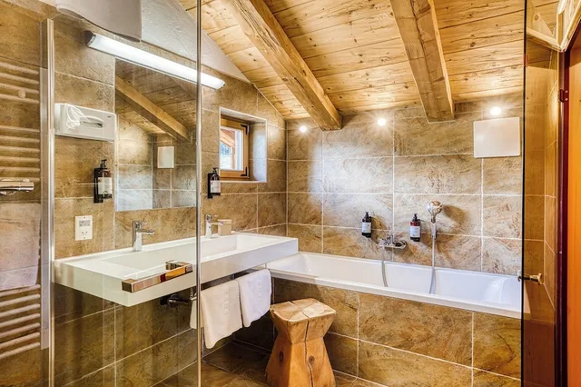 2 Bedrooms, Premium, Chalet, 2 Double Beds, Sofa, Private Spa، Puradies 6/8