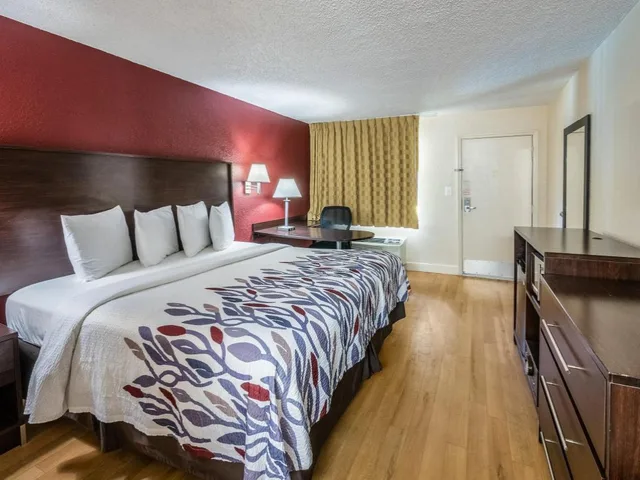غرفة سوبيريور بسرير كينج بجاكوزي، Red Roof Inn Orlando South-Florida Mall 2/10