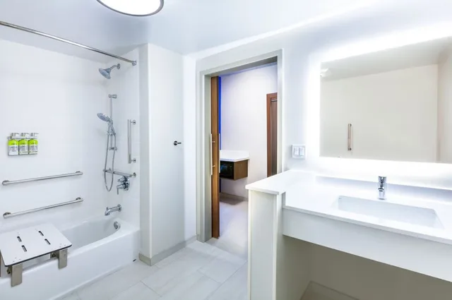 جناح بسرير كينج لذوي الإعاقة، Holiday Inn Express and Suites Tulsa Northeast - Owasso 3/3