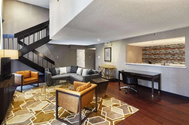 2 Rooms, King Bed, Two Story, Sofa، DoubleTree by Hilton Hotel Dallas Near the Galleria 1/2