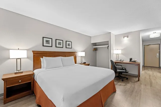 غرفة بسرير كينج لذوي الإعاقة، Travelodge Suites by Wyndham Regina / Eastgate Bay 2/8