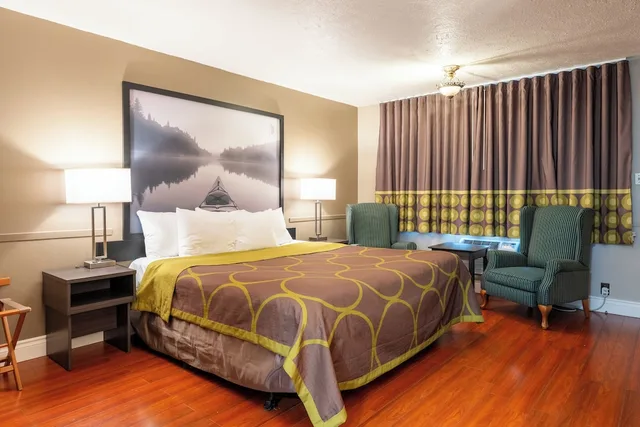 جناح تنفيذي بسرير كينج، Super 8 by Wyndham Gananoque - Country Squire Resort 4/10