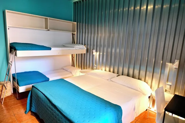 غرفة اقتصادية رباعية بسرير مزدوج وسرير بطابقين بشرفة، HOTEL PORTOFINO 6/9